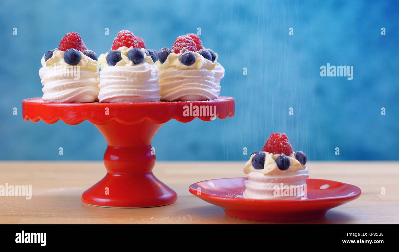 Mini pavlovas australienne et des drapeaux en rouge, blanc et bleu pour l'Australie Jour ou fête de cuisine de fête des friandises. Banque D'Images