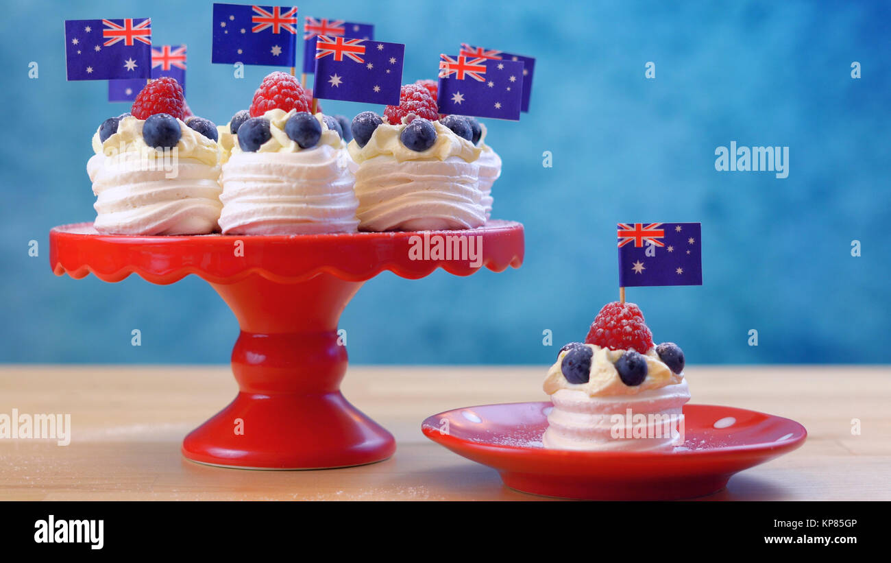 Mini pavlovas australienne et des drapeaux en rouge, blanc et bleu pour l'Australie Jour ou fête de cuisine de fête des friandises. Banque D'Images