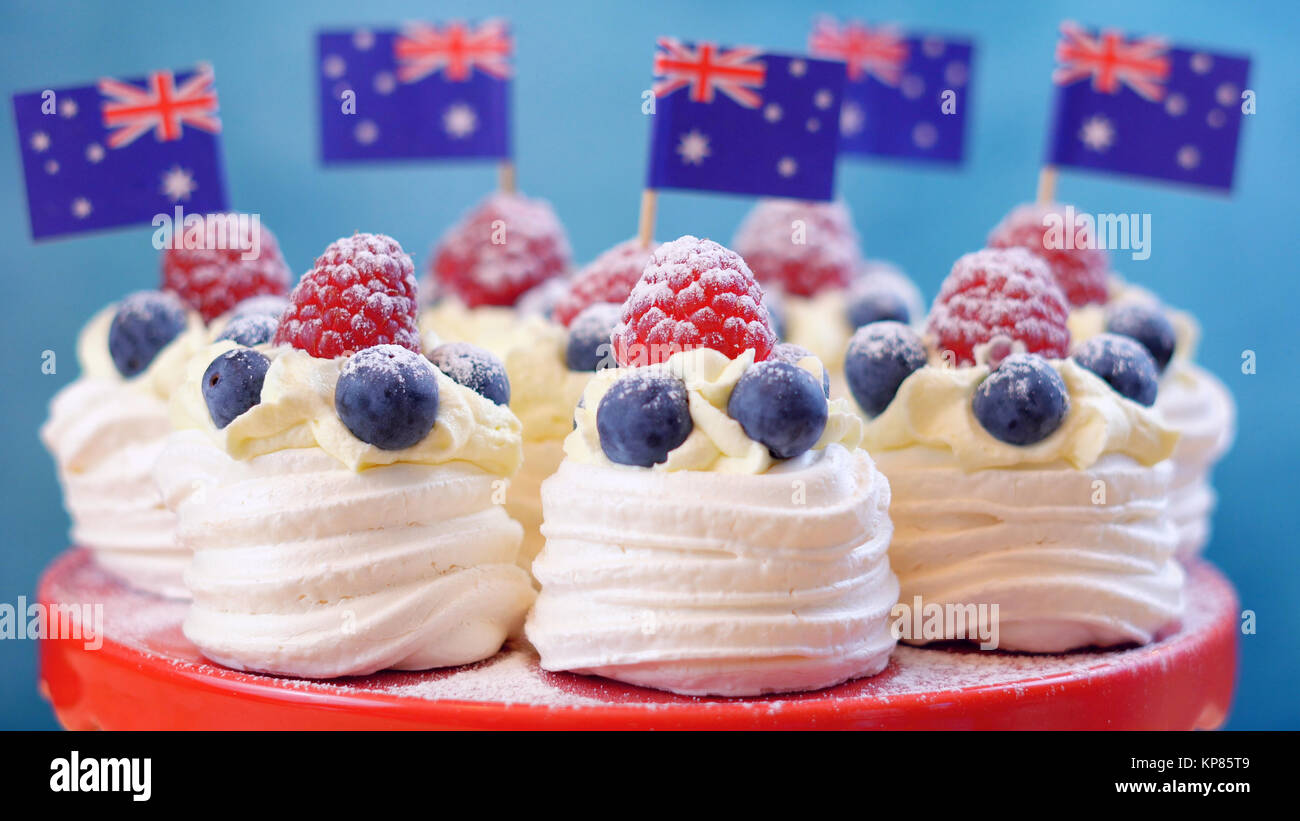 Mini pavlovas australienne et des drapeaux en rouge, blanc et bleu pour l'Australie Jour ou fête de cuisine de fête des friandises. Banque D'Images