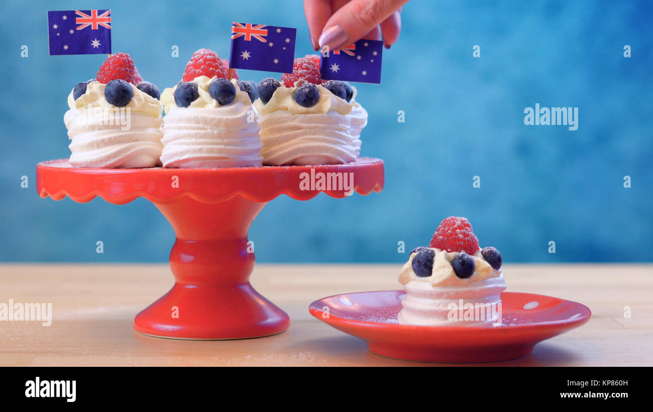 Mini pavlovas australienne et des drapeaux en rouge, blanc et bleu pour l'Australie Jour ou fête de cuisine de fête des friandises. Banque D'Images