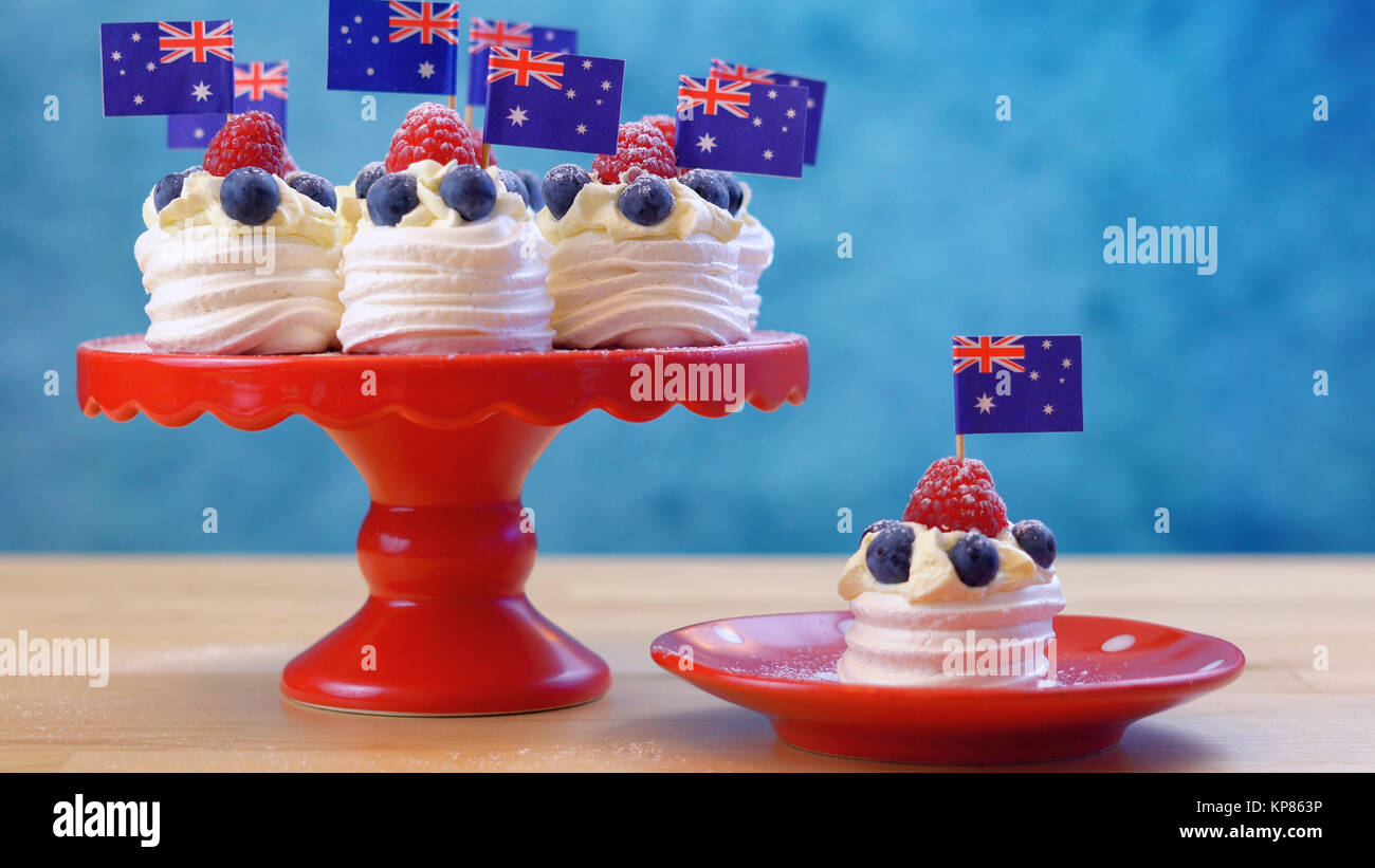 Mini pavlovas australienne et des drapeaux en rouge, blanc et bleu pour l'Australie Jour ou fête de cuisine de fête des friandises. Banque D'Images