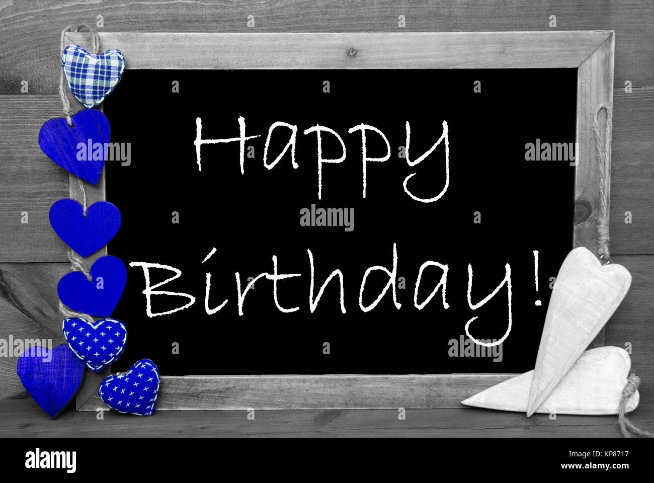 Tableau Sur Lequel Un Texte Anglais Joyeux Anniversaire Et Coeurs Bleu Fond De Bois Avec Vintage Rustique Ou Style Retro Image En Noir Et Blanc Avec Des Points Chauds Photo Stock Tableau Sur Lequel Un Texte Anglais Joyeux Anniversaire Et Coeurs Bleu Fond De Bois Avec Vintage Rustique Ou Style Retro Image En Noir Et Blanc Avec Des Points Chauds Photo Stock