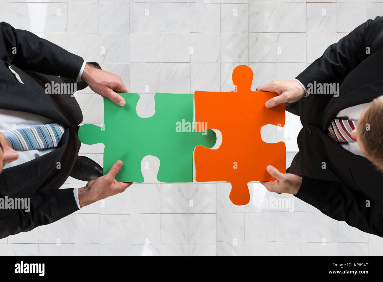 Hommes d'assemblage de puzzle représentant le travail d'équipe Photo Stock  - Alamy