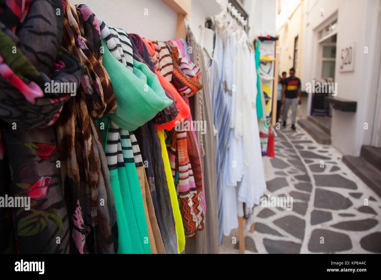 Foulards colorés dans les ruelles de la vieille ville avec des balades  touristiques à l'arrière-plan, Chora, Naxos, Cyclades, îles grecques,  Grèce, Europe Photo Stock - Alamy