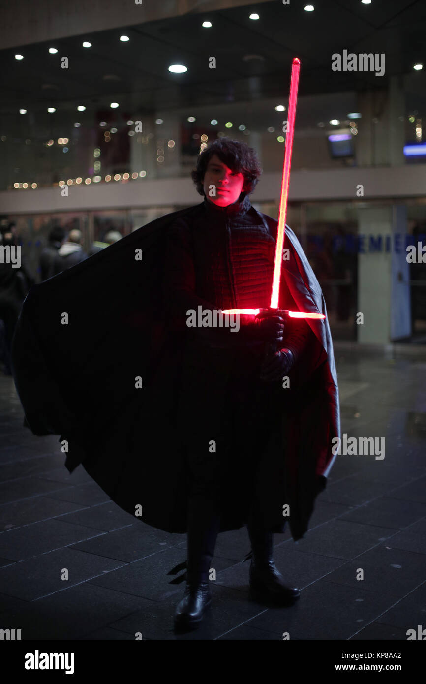 Anthony Dome de Londres, vêtu comme Kylo Ren, arrive pour la projection de Star Wars : Jedi le dernier à Leicester Square à Londres. Banque D'Images