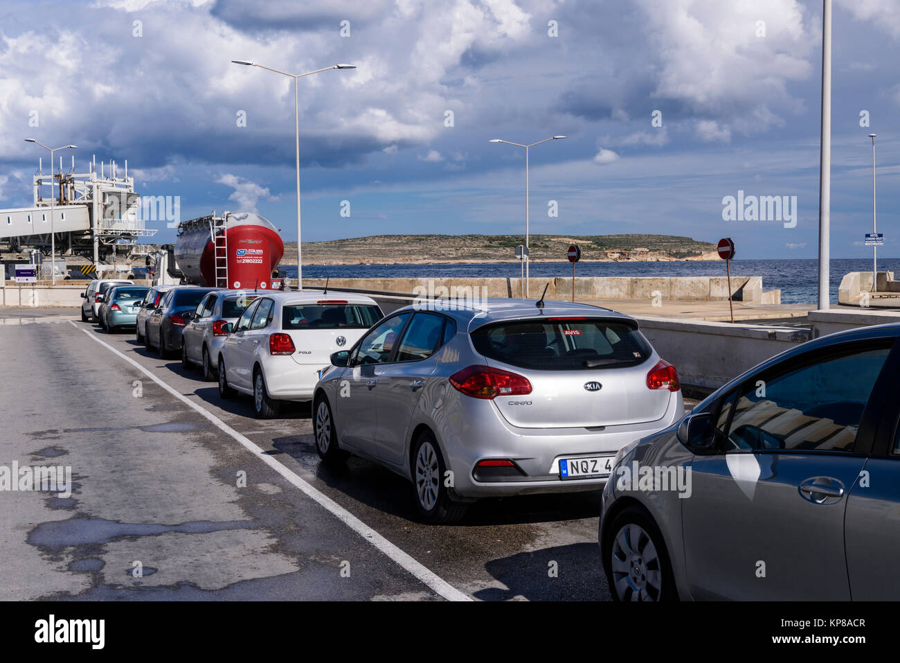 Les voitures d'attente jusqu'à bord du ferry de Gozo à Malte. Banque D'Images
