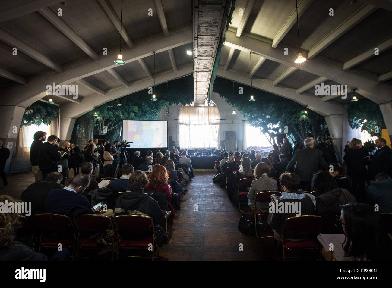 Maire de Rome et le Virginia Raggi Maire Adjoint en charge de la croissance culturelle Luca Bergamo présente 'La Festa di Roma' pour le Nouvel An 2018, 24 heures de spectacles et d'un milliers d'événements. Un millier d'artistes et plus d'une centaine de spectacles animeront la capitale le soir du Nouvel An, en 24 heures de spectacles, y compris la musique, danse, théâtre, cinéma et arts du cirque, la zone piétonne s'étendra de la Piazza dell' Emporio dans Testaccio à Ponte Garibaldi, et comprendra également le Circus Maximus, la bouche de la vérité et le jardin d'Oranges. le 13 décembre 2017 à Rome, Italie. (Photo par Andrea Ronchi Banque D'Images