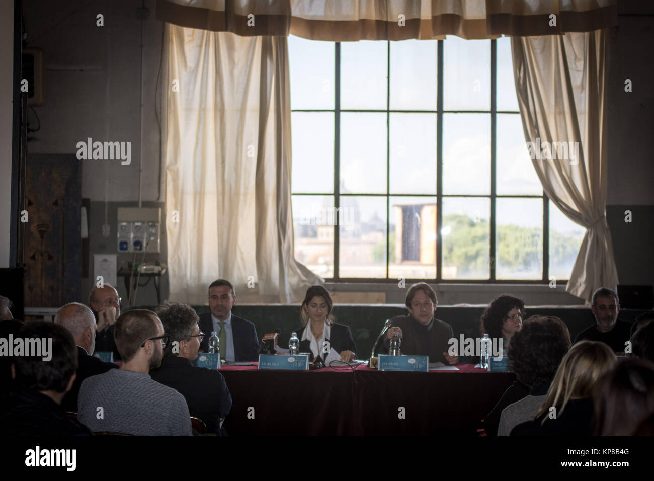 Maire de Rome et le Virginia Raggi Maire Adjoint en charge de la croissance culturelle Luca Bergamo présente 'La Festa di Roma' pour le Nouvel An 2018, 24 heures de spectacles et d'un milliers d'événements. Un millier d'artistes et plus d'une centaine de spectacles animeront la capitale le soir du Nouvel An, en 24 heures de spectacles, y compris la musique, danse, théâtre, cinéma et arts du cirque, la zone piétonne s'étendra de la Piazza dell' Emporio dans Testaccio à Ponte Garibaldi, et comprendra également le Circus Maximus, la bouche de la vérité et le jardin d'Oranges. le 13 décembre 2017 à Rome, Italie. (Photo par Andrea Ronchi Banque D'Images