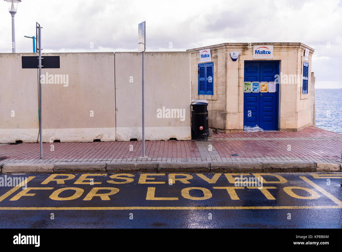 Place de parking à l'extérieur d'un kiosque de loterie Banque D'Images