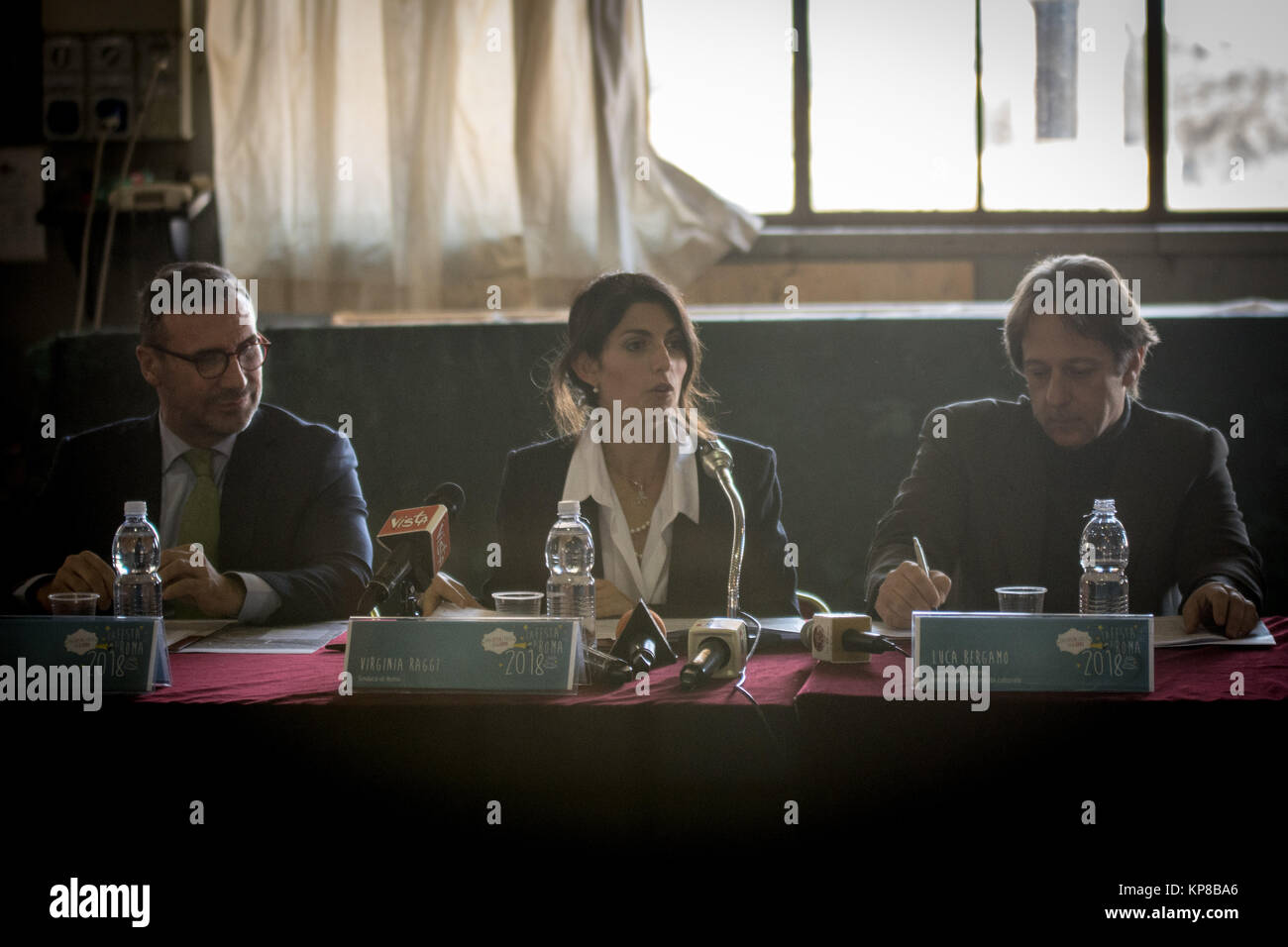 Maire de Rome et le Virginia Raggi Maire Adjoint en charge de la croissance culturelle Luca Bergamo présente 'La Festa di Roma' pour le Nouvel An 2018, 24 heures de spectacles et d'un milliers d'événements. Un millier d'artistes et plus d'une centaine de spectacles animeront la capitale le soir du Nouvel An, en 24 heures de spectacles, y compris la musique, danse, théâtre, cinéma et arts du cirque, la zone piétonne s'étendra de la Piazza dell' Emporio dans Testaccio à Ponte Garibaldi, et comprendra également le Circus Maximus, la bouche de la vérité et le jardin d'Oranges. le 13 décembre 2017 à Rome, Italie. (Photo par Andrea Ronchi Banque D'Images