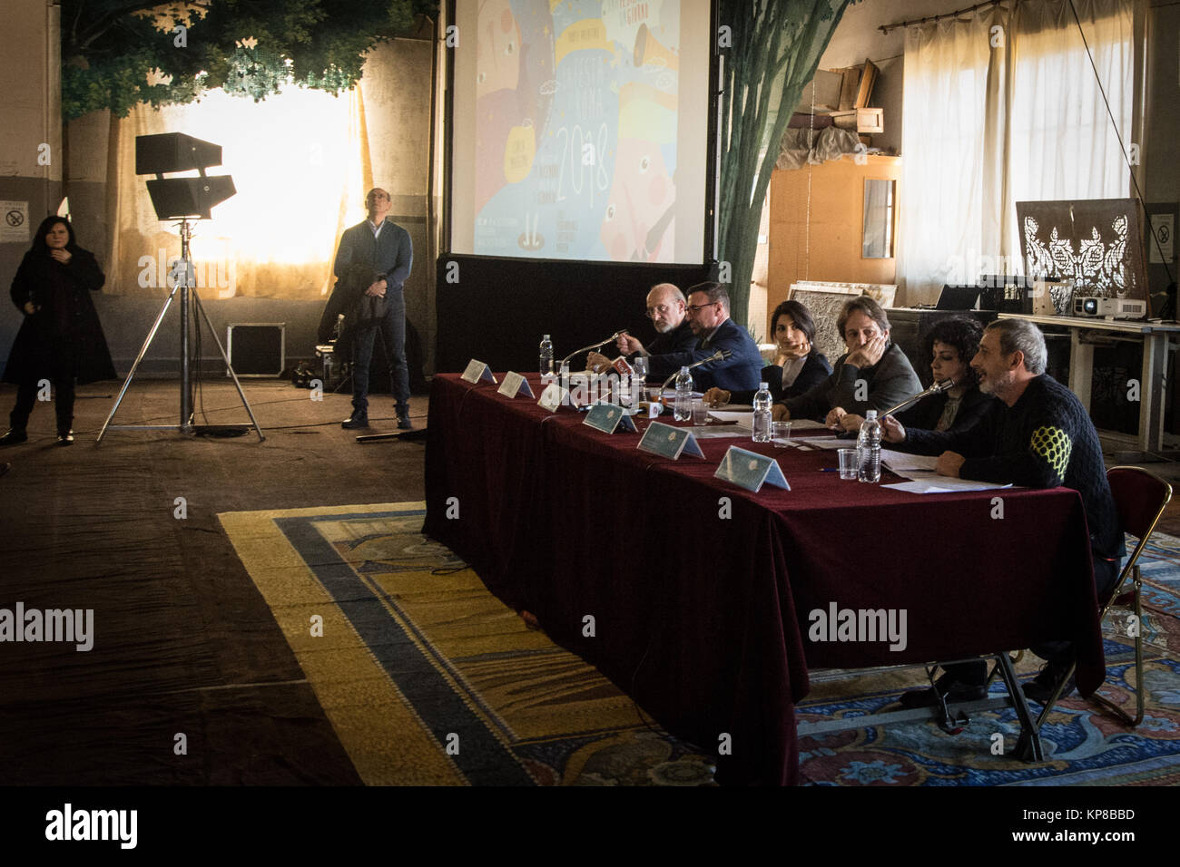 Maire de Rome et le Virginia Raggi Maire Adjoint en charge de la croissance culturelle Luca Bergamo présente 'La Festa di Roma' pour le Nouvel An 2018, 24 heures de spectacles et d'un milliers d'événements. Un millier d'artistes et plus d'une centaine de spectacles animeront la capitale le soir du Nouvel An, en 24 heures de spectacles, y compris la musique, danse, théâtre, cinéma et arts du cirque, la zone piétonne s'étendra de la Piazza dell' Emporio dans Testaccio à Ponte Garibaldi, et comprendra également le Circus Maximus, la bouche de la vérité et le jardin d'Oranges. le 13 décembre 2017 à Rome, Italie. (Photo par Andrea Ronchi Banque D'Images