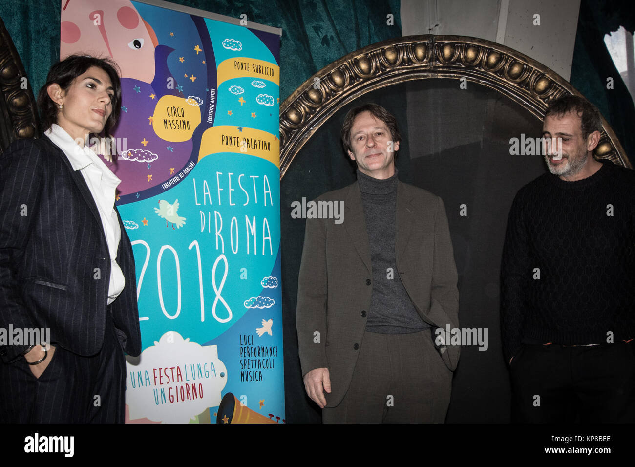 Maire de Rome et le Virginia Raggi Maire Adjoint en charge de la croissance culturelle Luca Bergamo présente 'La Festa di Roma' pour le Nouvel An 2018, 24 heures de spectacles et d'un milliers d'événements. Un millier d'artistes et plus d'une centaine de spectacles animeront la capitale le soir du Nouvel An, en 24 heures de spectacles, y compris la musique, danse, théâtre, cinéma et arts du cirque, la zone piétonne s'étendra de la Piazza dell' Emporio dans Testaccio à Ponte Garibaldi, et comprendra également le Circus Maximus, la bouche de la vérité et le jardin d'Oranges. le 13 décembre 2017 à Rome, Italie. (Photo par Andrea Ronchi Banque D'Images