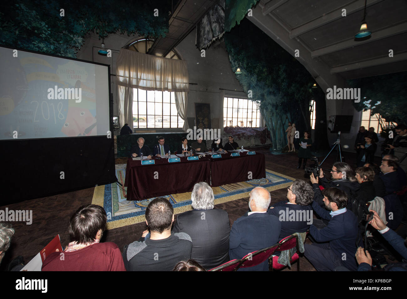 Maire de Rome et le Virginia Raggi Maire Adjoint en charge de la croissance culturelle Luca Bergamo présente 'La Festa di Roma' pour le Nouvel An 2018, 24 heures de spectacles et d'un milliers d'événements. Un millier d'artistes et plus d'une centaine de spectacles animeront la capitale le soir du Nouvel An, en 24 heures de spectacles, y compris la musique, danse, théâtre, cinéma et arts du cirque, la zone piétonne s'étendra de la Piazza dell' Emporio dans Testaccio à Ponte Garibaldi, et comprendra également le Circus Maximus, la bouche de la vérité et le jardin d'Oranges. le 13 décembre 2017 à Rome, Italie. (Photo par Andrea Ronchi Banque D'Images