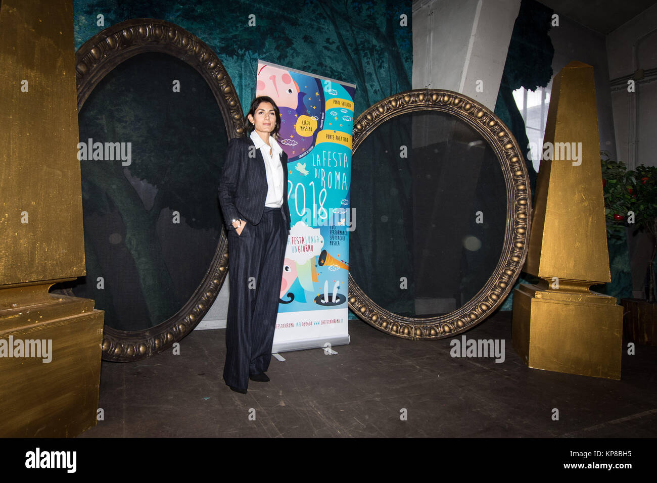 Maire de Rome et le Virginia Raggi Maire Adjoint en charge de la croissance culturelle Luca Bergamo présente 'La Festa di Roma' pour le Nouvel An 2018, 24 heures de spectacles et d'un milliers d'événements. Un millier d'artistes et plus d'une centaine de spectacles animeront la capitale le soir du Nouvel An, en 24 heures de spectacles, y compris la musique, danse, théâtre, cinéma et arts du cirque, la zone piétonne s'étendra de la Piazza dell' Emporio dans Testaccio à Ponte Garibaldi, et comprendra également le Circus Maximus, la bouche de la vérité et le jardin d'Oranges. le 13 décembre 2017 à Rome, Italie. (Photo par Andrea Ronchi Banque D'Images
