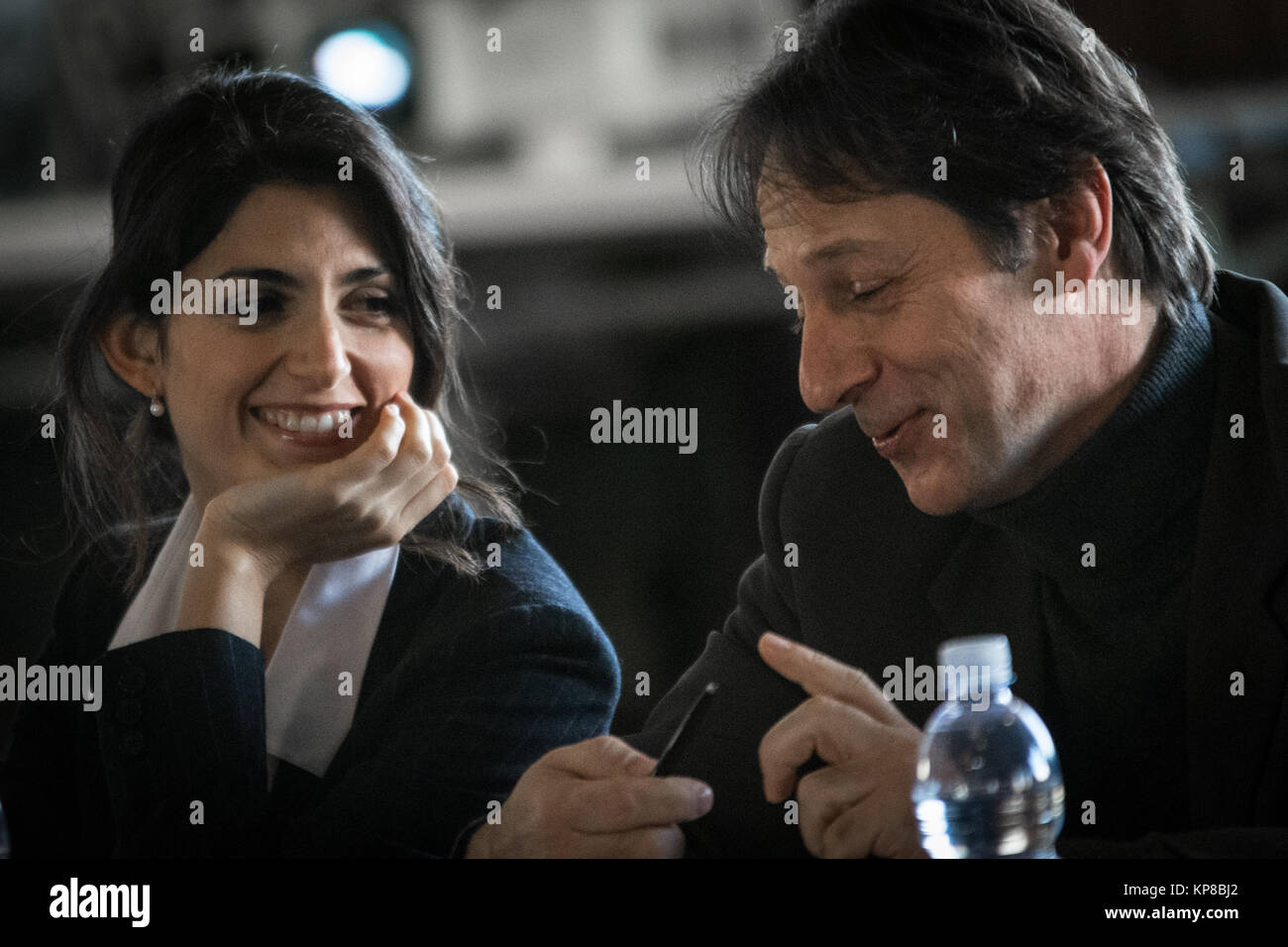 Maire de Rome et le Virginia Raggi Maire Adjoint en charge de la croissance culturelle Luca Bergamo présente 'La Festa di Roma' pour le Nouvel An 2018, 24 heures de spectacles et d'un milliers d'événements. Un millier d'artistes et plus d'une centaine de spectacles animeront la capitale le soir du Nouvel An, en 24 heures de spectacles, y compris la musique, danse, théâtre, cinéma et arts du cirque, la zone piétonne s'étendra de la Piazza dell' Emporio dans Testaccio à Ponte Garibaldi, et comprendra également le Circus Maximus, la bouche de la vérité et le jardin d'Oranges. le 13 décembre 2017 à Rome, Italie. (Photo par Andrea Ronchi Banque D'Images