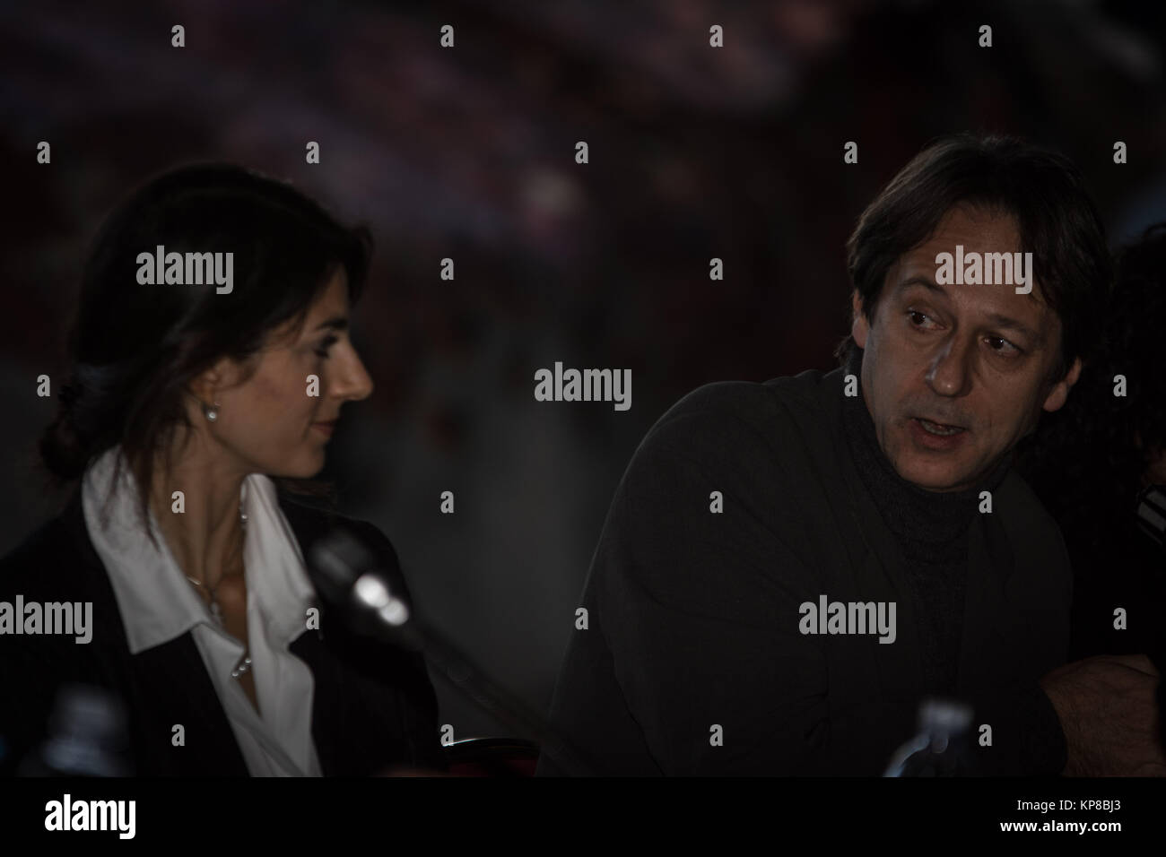 Maire de Rome et le Virginia Raggi Maire Adjoint en charge de la croissance culturelle Luca Bergamo présente 'La Festa di Roma' pour le Nouvel An 2018, 24 heures de spectacles et d'un milliers d'événements. Un millier d'artistes et plus d'une centaine de spectacles animeront la capitale le soir du Nouvel An, en 24 heures de spectacles, y compris la musique, danse, théâtre, cinéma et arts du cirque, la zone piétonne s'étendra de la Piazza dell' Emporio dans Testaccio à Ponte Garibaldi, et comprendra également le Circus Maximus, la bouche de la vérité et le jardin d'Oranges. le 13 décembre 2017 à Rome, Italie. (Photo par Andrea Ronchi Banque D'Images