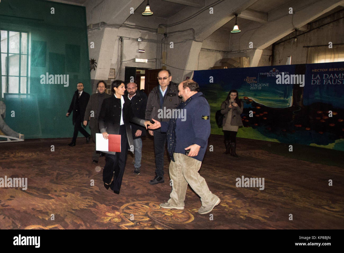 Maire de Rome et le Virginia Raggi Maire Adjoint en charge de la croissance culturelle Luca Bergamo présente 'La Festa di Roma' pour le Nouvel An 2018, 24 heures de spectacles et d'un milliers d'événements. Un millier d'artistes et plus d'une centaine de spectacles animeront la capitale le soir du Nouvel An, en 24 heures de spectacles, y compris la musique, danse, théâtre, cinéma et arts du cirque, la zone piétonne s'étendra de la Piazza dell' Emporio dans Testaccio à Ponte Garibaldi, et comprendra également le Circus Maximus, la bouche de la vérité et le jardin d'Oranges. le 13 décembre 2017 à Rome, Italie. (Photo par Andrea Ronchi Banque D'Images