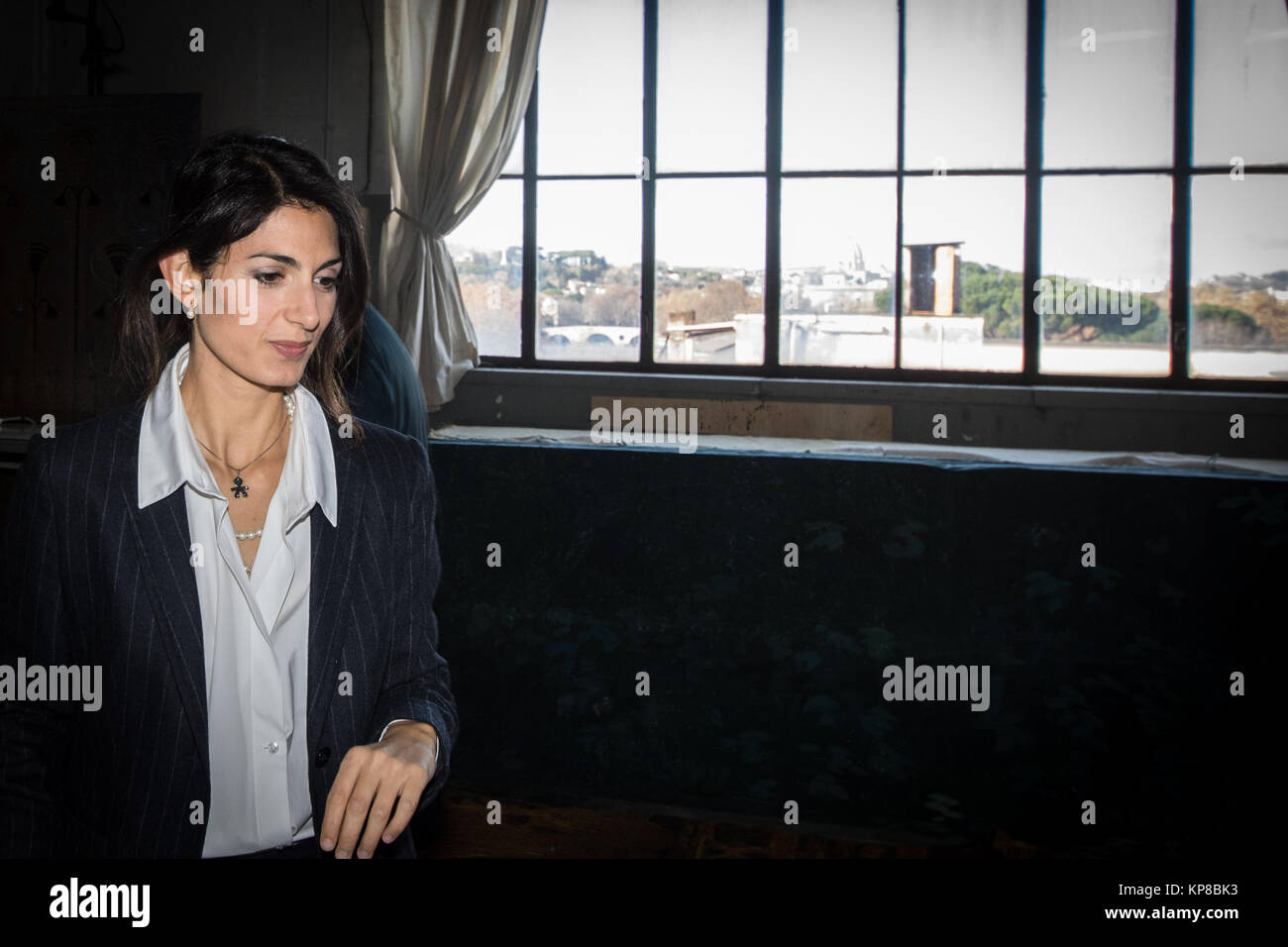 Maire de Rome et le Virginia Raggi Maire Adjoint en charge de la croissance culturelle Luca Bergamo présente 'La Festa di Roma' pour le Nouvel An 2018, 24 heures de spectacles et d'un milliers d'événements. Un millier d'artistes et plus d'une centaine de spectacles animeront la capitale le soir du Nouvel An, en 24 heures de spectacles, y compris la musique, danse, théâtre, cinéma et arts du cirque, la zone piétonne s'étendra de la Piazza dell' Emporio dans Testaccio à Ponte Garibaldi, et comprendra également le Circus Maximus, la bouche de la vérité et le jardin d'Oranges. le 13 décembre 2017 à Rome, Italie. (Photo par Andrea Ronchi Banque D'Images