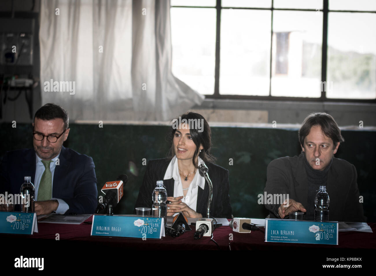 Maire de Rome et le Virginia Raggi Maire Adjoint en charge de la croissance culturelle Luca Bergamo présente 'La Festa di Roma' pour le Nouvel An 2018, 24 heures de spectacles et d'un milliers d'événements. Un millier d'artistes et plus d'une centaine de spectacles animeront la capitale le soir du Nouvel An, en 24 heures de spectacles, y compris la musique, danse, théâtre, cinéma et arts du cirque, la zone piétonne s'étendra de la Piazza dell' Emporio dans Testaccio à Ponte Garibaldi, et comprendra également le Circus Maximus, la bouche de la vérité et le jardin d'Oranges. le 13 décembre 2017 à Rome, Italie. (Photo par Andrea Ronchi Banque D'Images