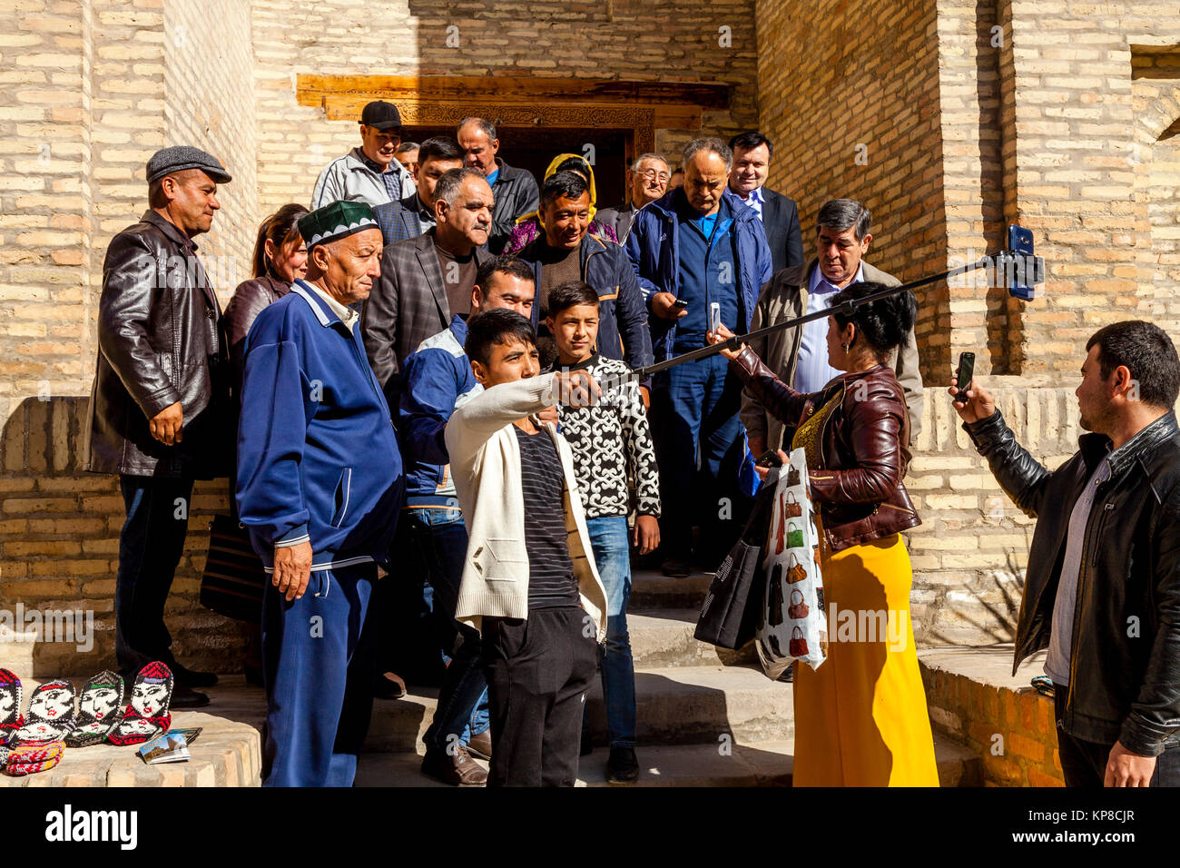 Peuple ouzbek visiter le mausolée de Pahlavan Mahmud, Khiva, Ouzbékistan Banque D'Images