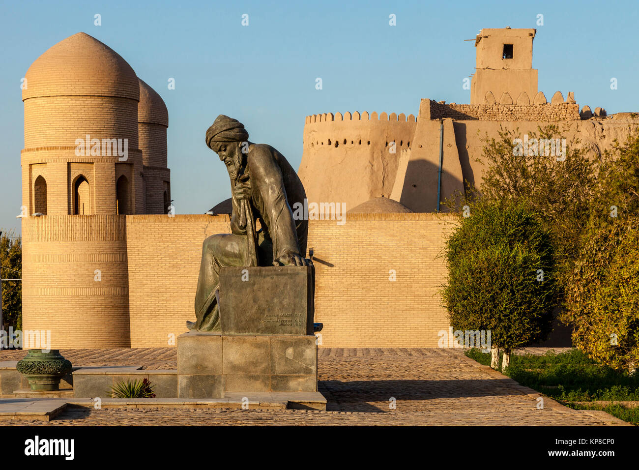 La statue de bronze de Muhammad Ibn Musa al-Khwarizmi, mathématicien crédité de la découverte de l'algèbre, Khiva, Ouzbékistan Banque D'Images