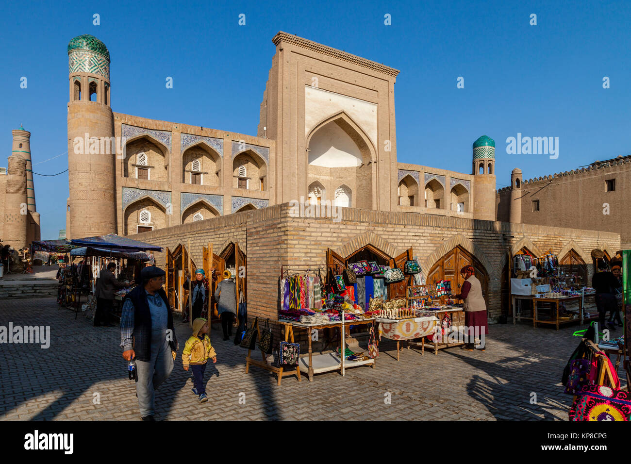 Le Kutlug-Murad-Inak Madrassa et la vieille ville de Khiva (Ichon Qala), Khiva, Ouzbékistan Banque D'Images