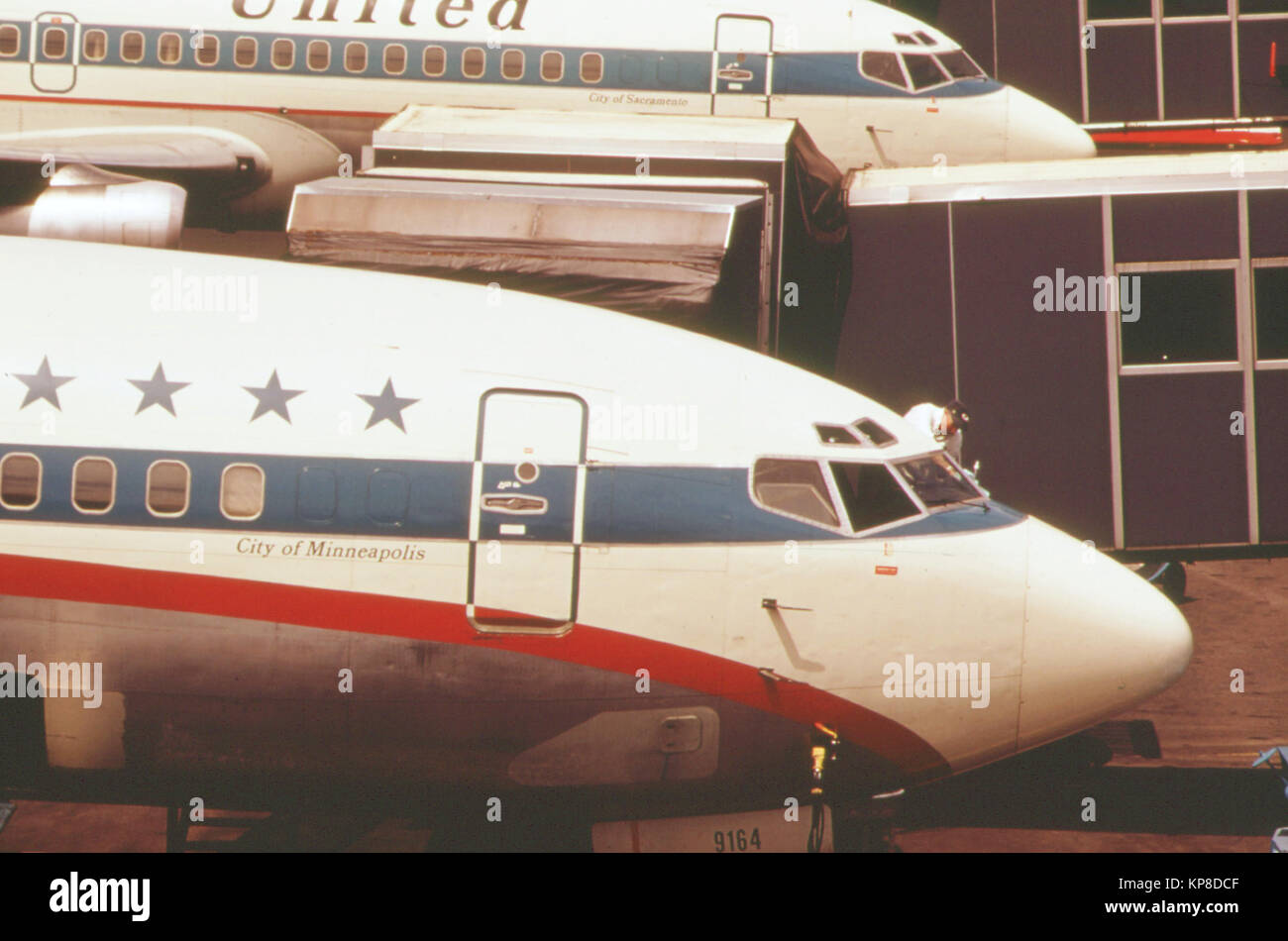 Deux avions de United Airlines stationné à l'entrée de l'Aéroport International de Portland en mai 1973. Banque D'Images