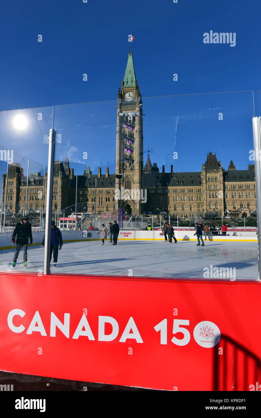 Ottawa, Canada - le 11 décembre 2017 : la patinoire temporaire érigée sur la Colline du Parlement dans le cadre de l'ouverture des célébrations du 150e anniversaire Banque D'Images