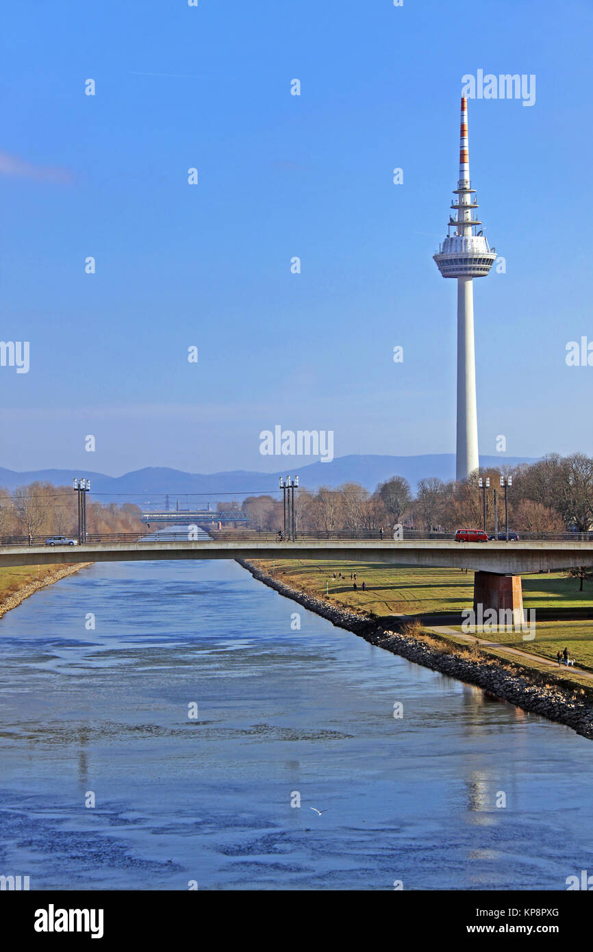 Le Neckar avec la tour de télécommunications Mannheim Banque D'Images