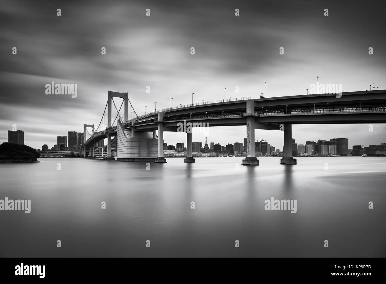 Le noir et blanc d'une longue exposition de la coucher du soleil Ciel de pont en arc-en-ciel à Odaiba, Tokyo, Japon Banque D'Images