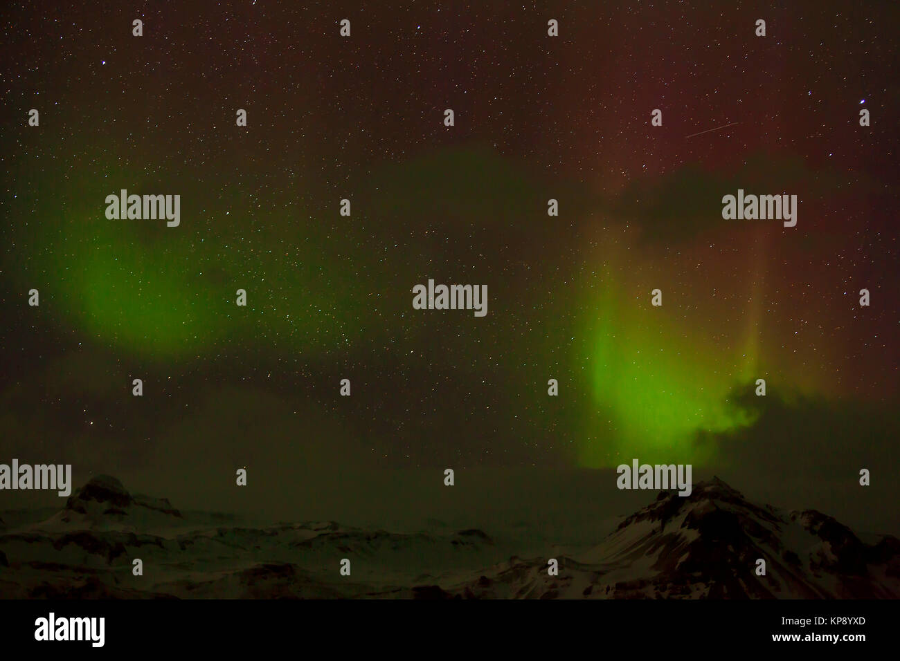Différentes couleurs d'aurores boréales en Islande avec des montagnes en premier plan Banque D'Images