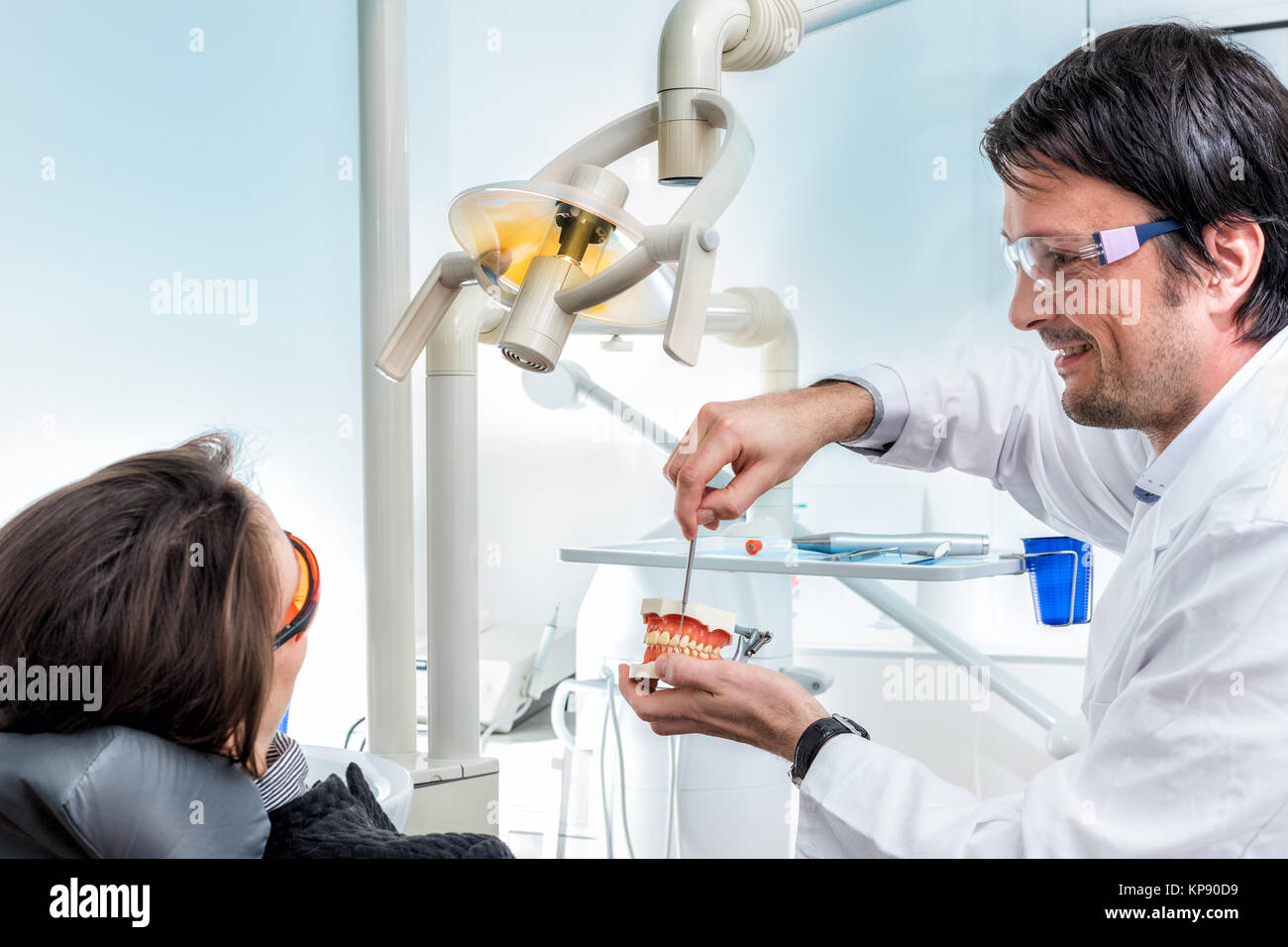 Jeune dentiste montre son kundin le dentier Banque D'Images