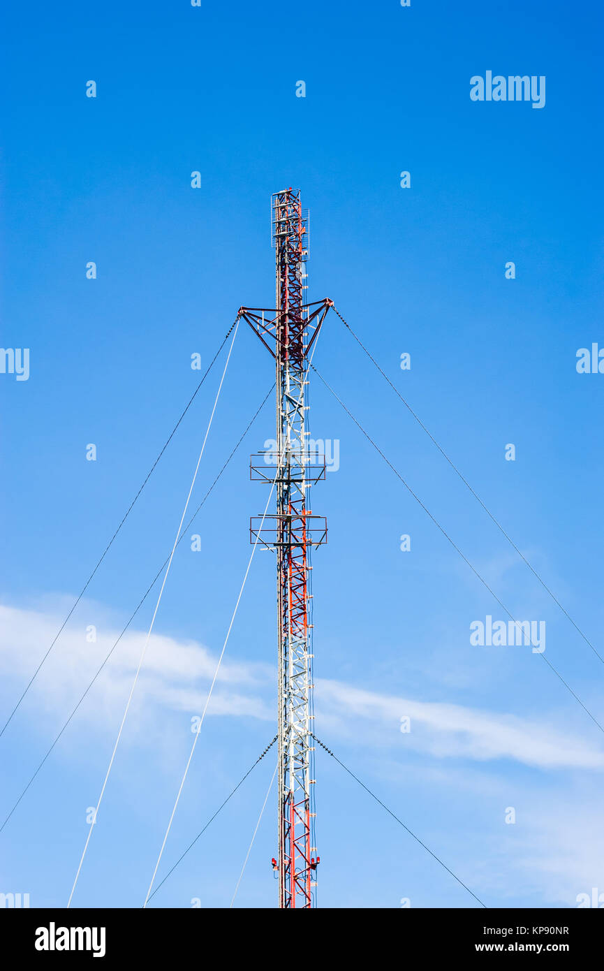 Hauteur de l'antenne rouge et blanche sur ciel bleu Banque D'Images