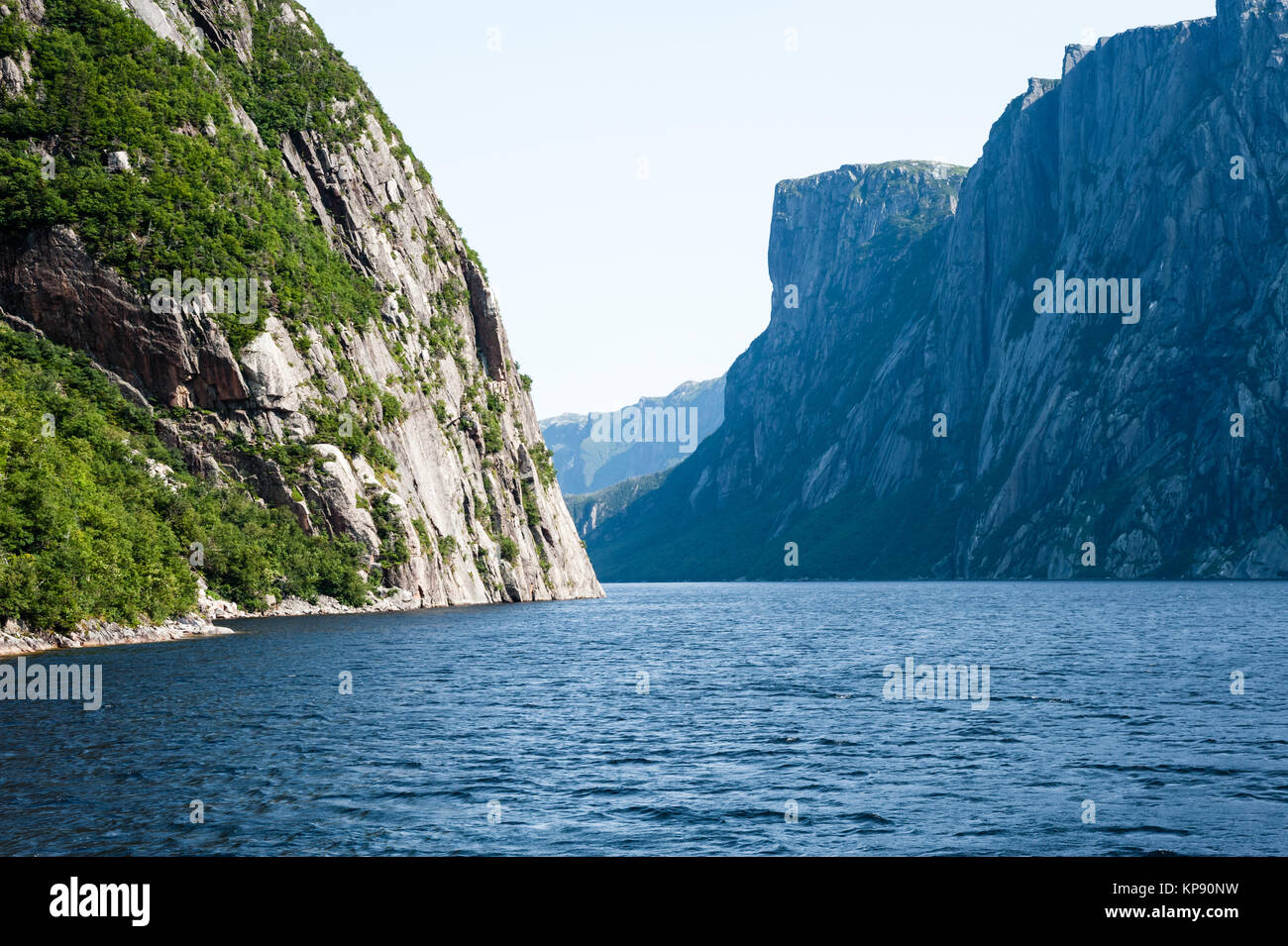 L'intérieur des terres entre les grandes falaises escarpées du fjord Banque D'Images