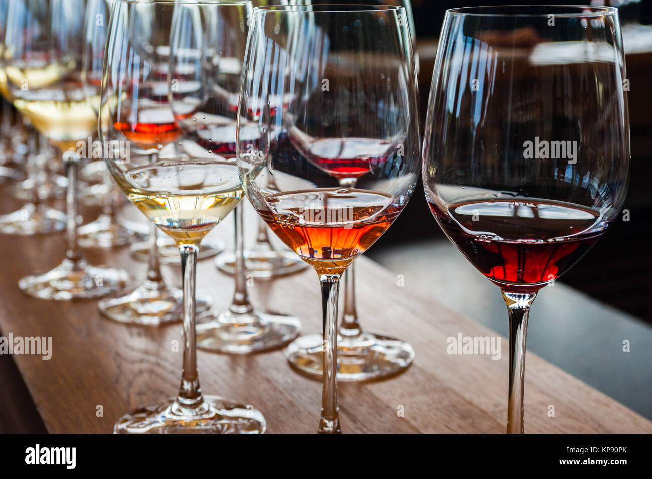 Trois verres à vin avec des échantillons sur comptoir en bois Banque D'Images