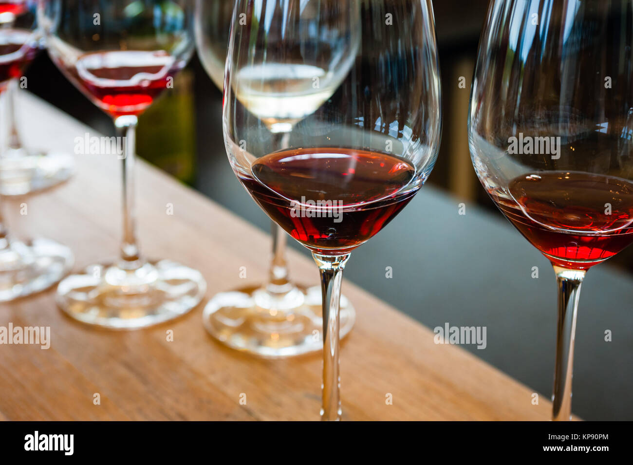 Détail de verres à vin avec vin rouge sur en bois Banque D'Images