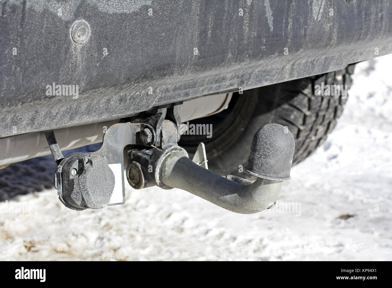 Attelage de remorque pour une voiture avec cap en hiver Photo Stock - Alamy