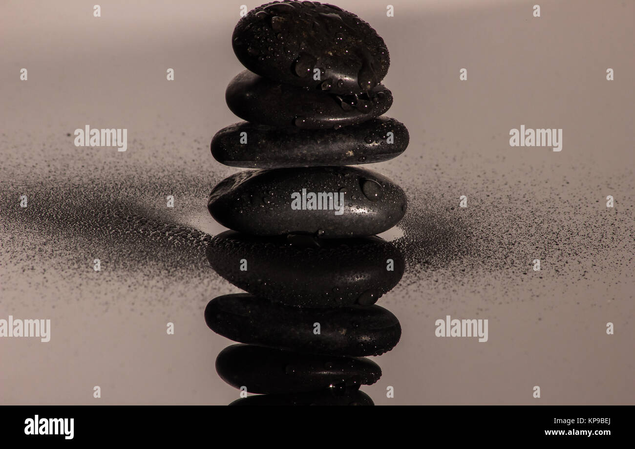 Gouttes d'eau avec des pierres et de bambou Banque D'Images