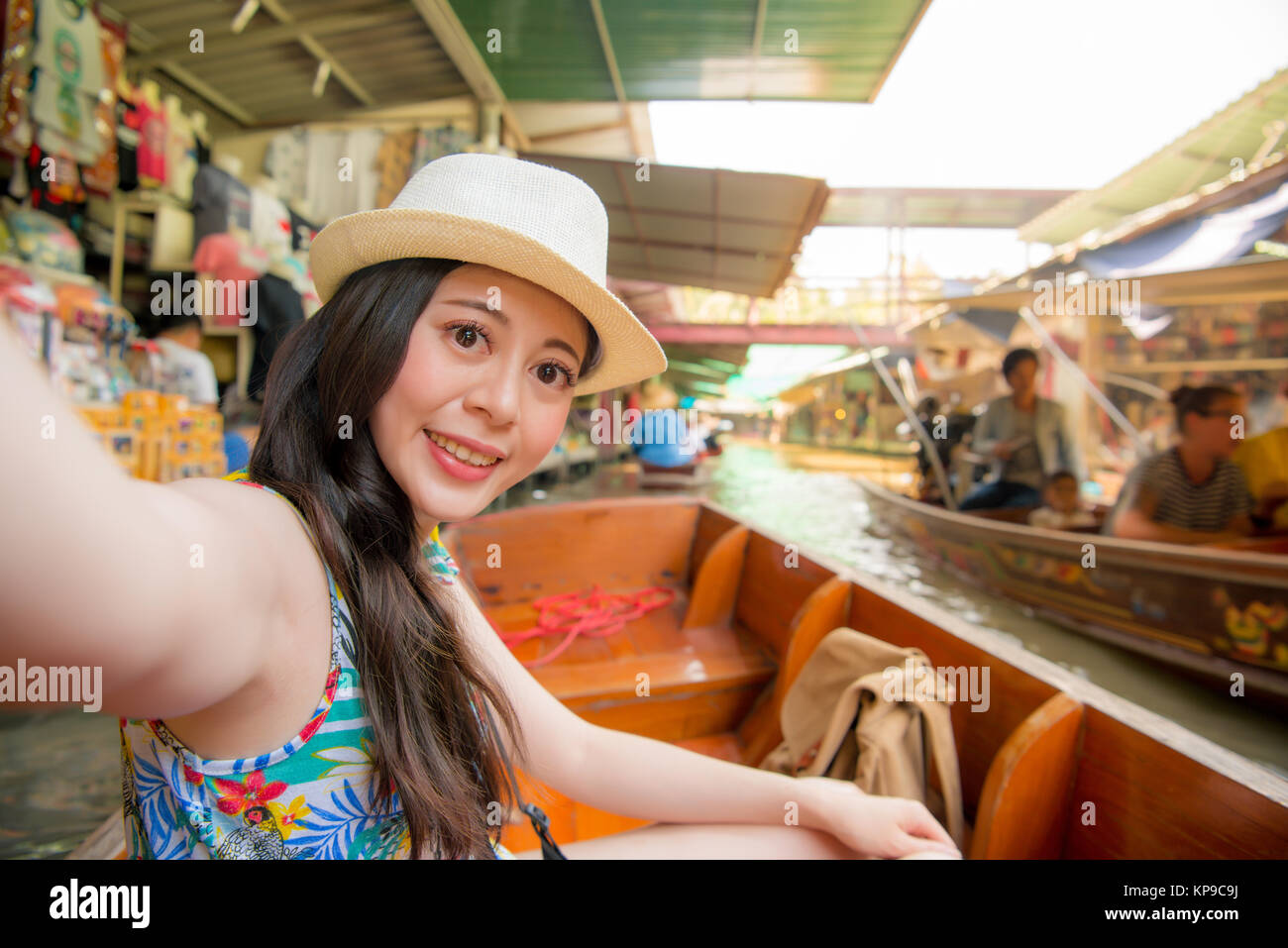 Jolie jeune fille élégante sur river boat prendre photo et du marché flottant de selfies visualisation scène profitant de l'été vacances au cours de voyage en Thaïlande. Banque D'Images