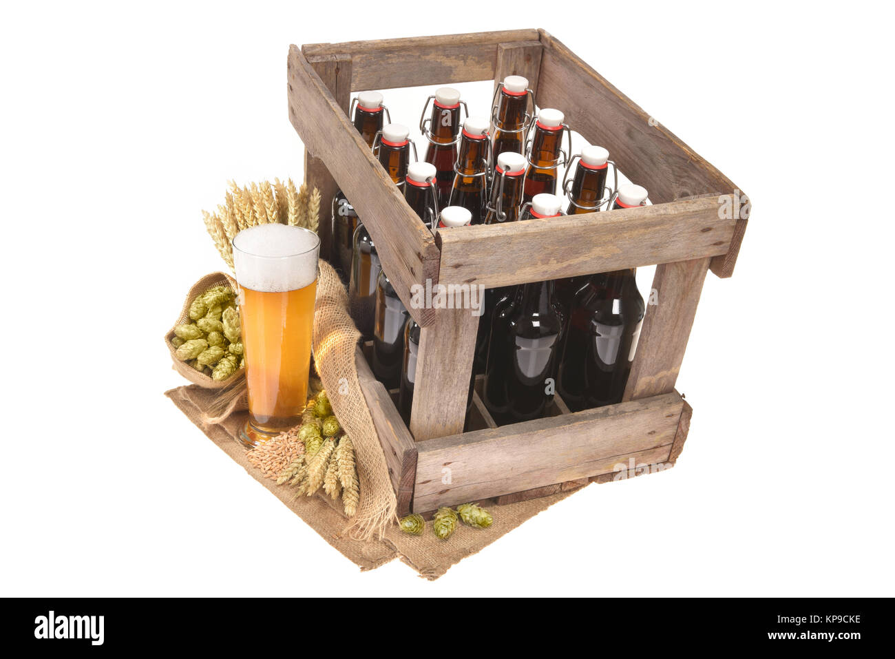 Boîte de bière avec verre à bière Banque D'Images