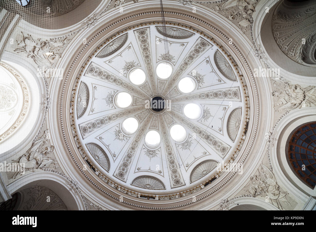 L'intérieur du dôme de St Michael's Gate à la Hofburg de Vienne, en Autriche, en Europe Banque D'Images