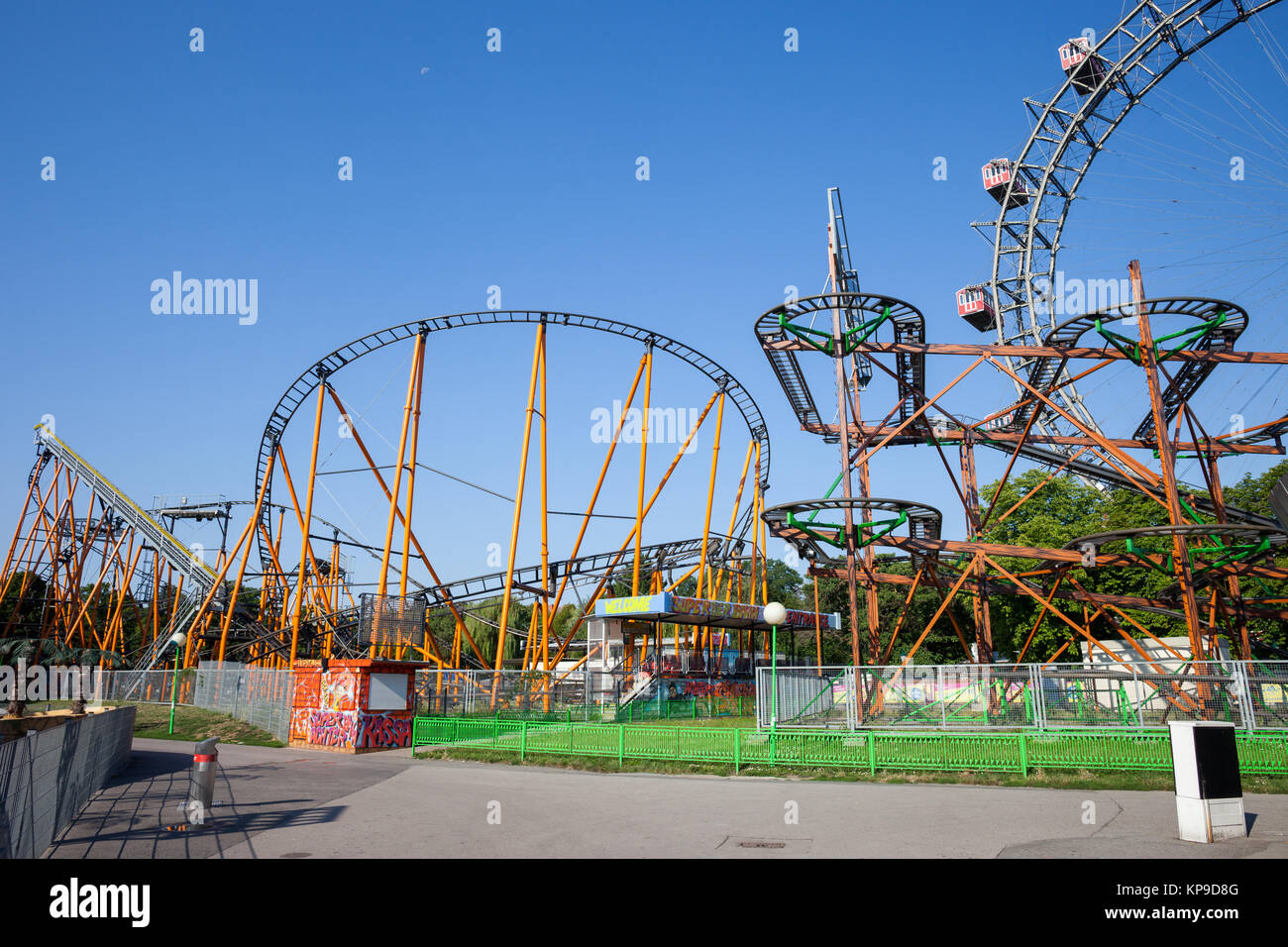 Super 8er Bahn et Dizzy Mouse coasters de rouleau, partie de Grande Roue dans le parc d'attractions Prater de Vienne, Autriche, Europe ville Banque D'Images