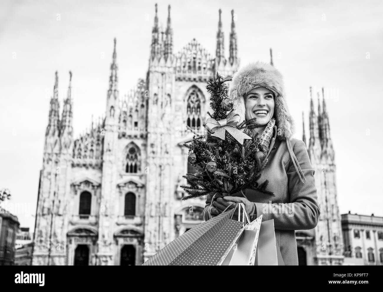 Noël amusant voyage à Milan, Italie. Portrait of happy young woman touristiques dans l'avant de cathédrale de Milan, Italie avec arbre de Noël et des b Banque D'Images