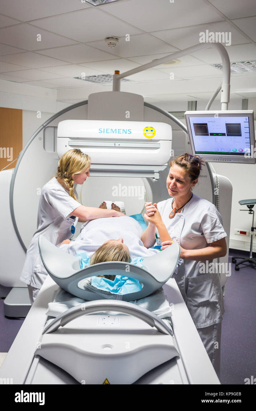 À l'aide d'une scintigraphie couplée à un scanner, l'installation du patient par des techniciens en radiologie, Hôpital d'Angoulême, France. Banque D'Images