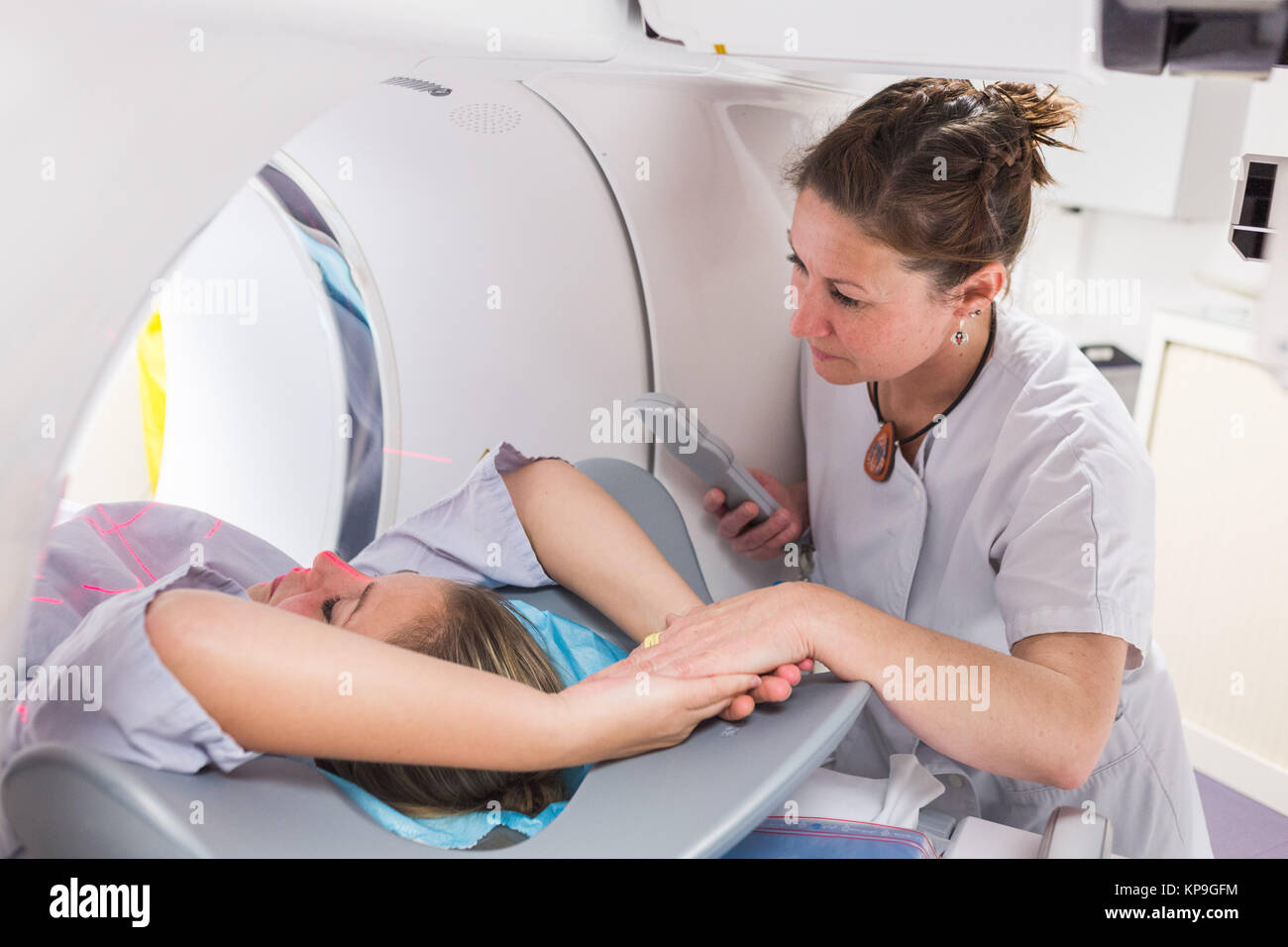 À l'aide d'une scintigraphie couplée à un scanner, l'installation du patient par des techniciens en radiologie, Hôpital d'Angoulême, France. Banque D'Images