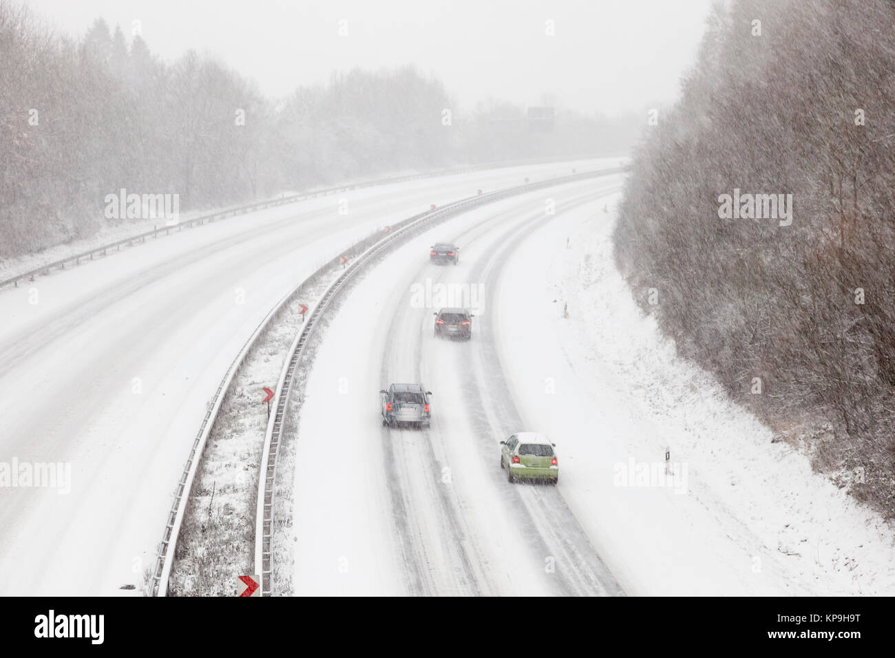 La route couverte de neige pendant une tempête de neige en hiver Banque D'Images