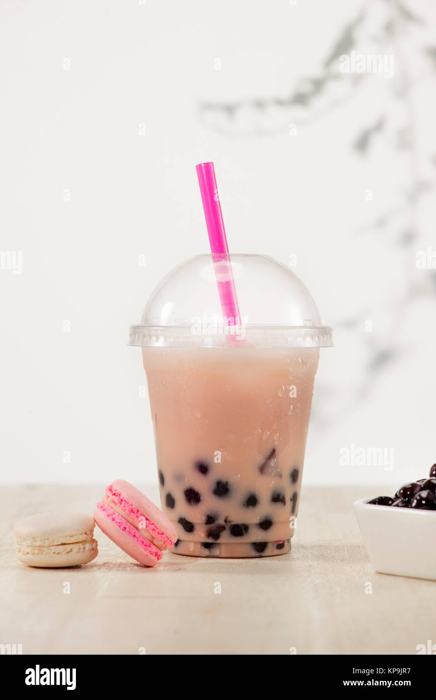 Boba fraise Bubble Tea avec des bonbons et des glaces. Banque D'Images