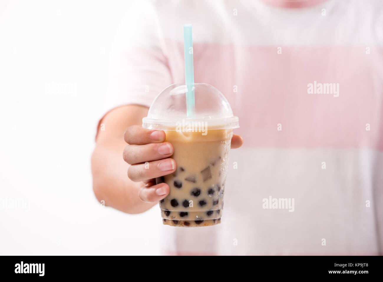La tenue d'une plastique verre de thé au lait glacé rafraîchissant Taiwan avec bulle (boba) Banque D'Images