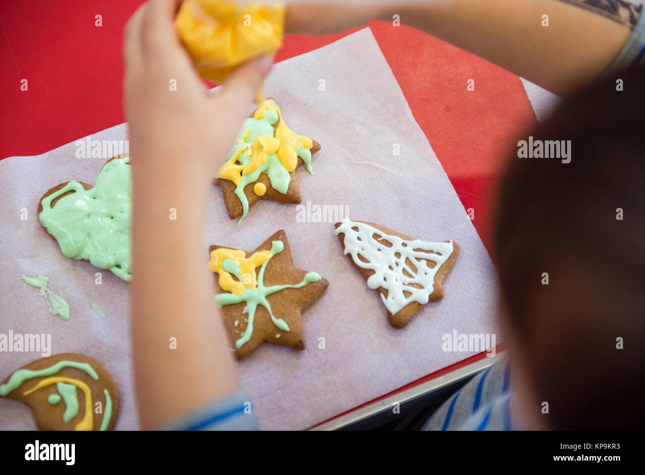 La décoration de biscuits de Noël pour enfants Banque D'Images