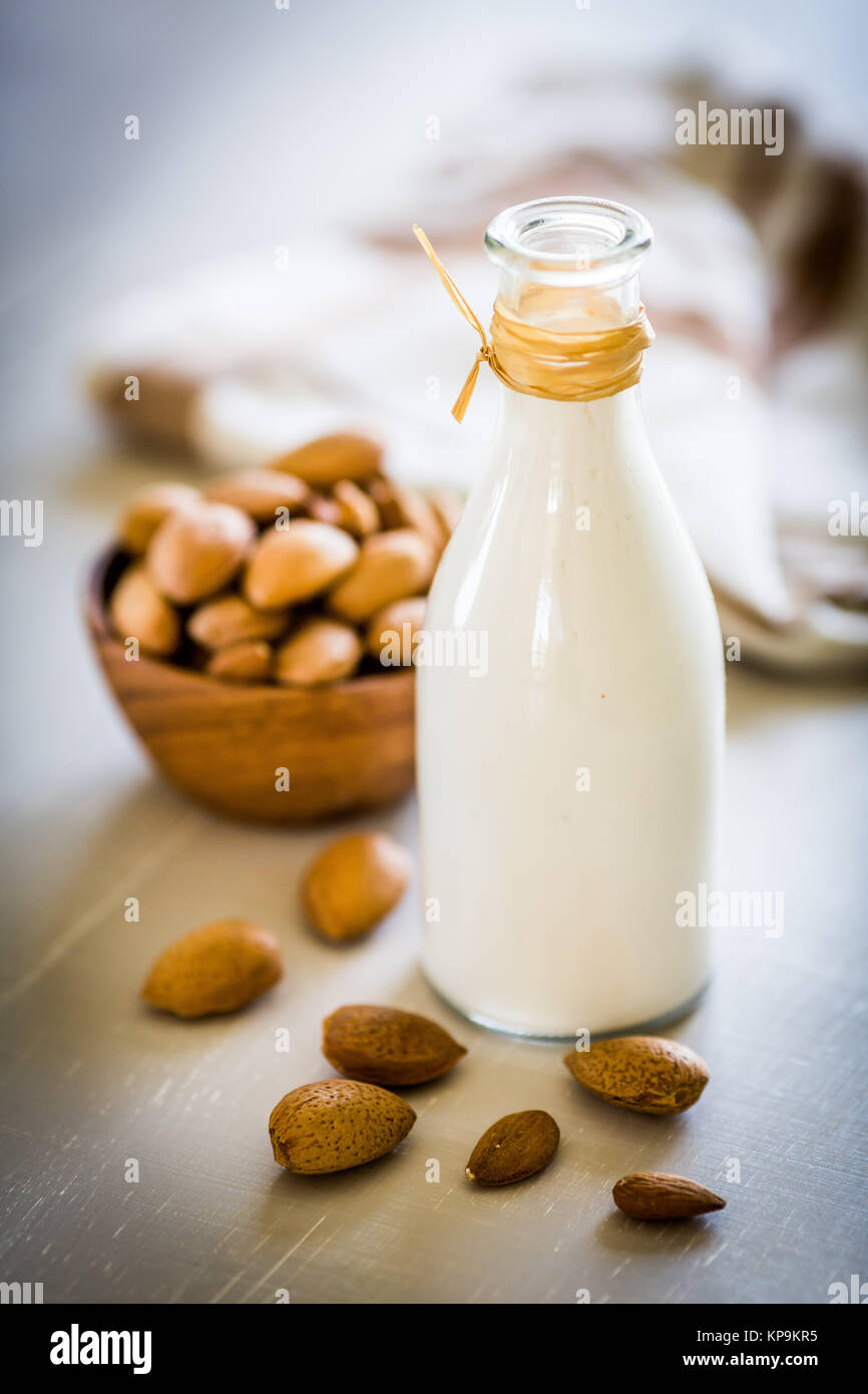 Amandes et bouteille de lait d'amande. Banque D'Images